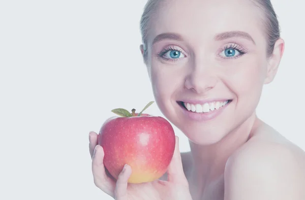 Beyaz arka plan üzerinde izole ederken kırmızı elma tutan sevimli genç bayan — Stok fotoğraf