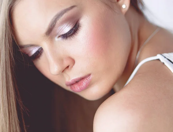Mooie vrouw gezicht close-up studio op wit — Stockfoto