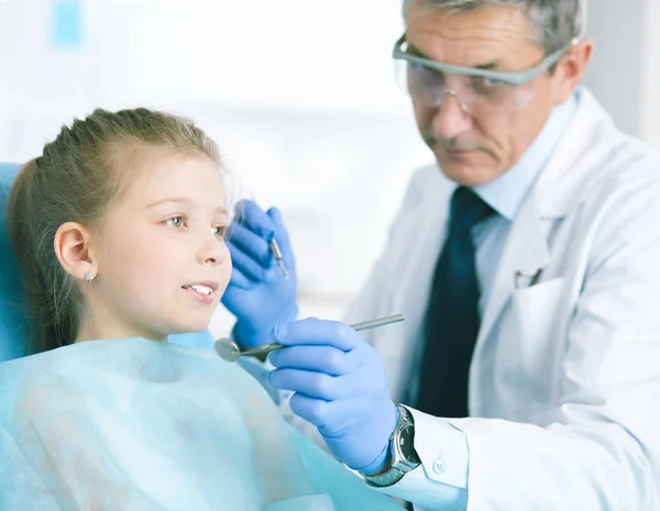 Küçük kız dişçi ofisinde oturuyor. — Stok fotoğraf