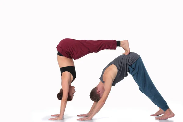 Jovem casal atlético praticando acroioga. Balanceamento em par . — Fotografia de Stock