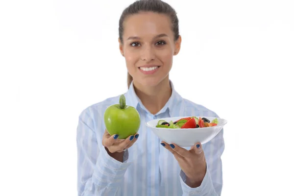 Retrato de una hermosa doctora sosteniendo un plato con verduras frescas y manzana verde. Mujer doctora —  Fotos de Stock