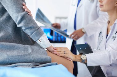 Doktor ve hasta tarama sonuçlarını tarama merkezinde tartışıyor