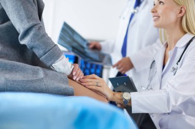 Doktor ve hasta tarama sonuçlarını tarama merkezinde tartışıyor