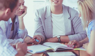 Masada kitaplarla çalışan gençler. Güzel kadınlar ve erkekler birlikte çalışıyor..
