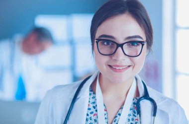 Hastane lobisinde tablet bilgisayar kullanan kadın doktor.