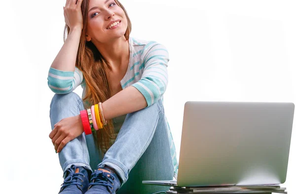 Giovane donna con computer portatile seduto su erba verde. Portreit giovane donna — Foto Stock