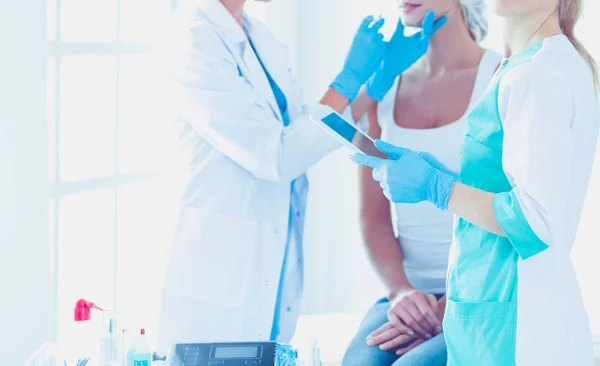Krásná žena tvář poblíž lékaře s injekční stříkačkou. — Stock fotografie