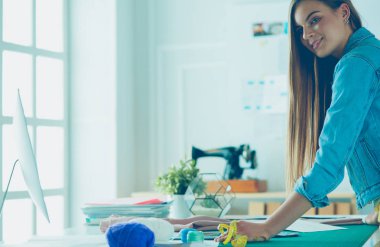 moda tasarımcısı olarak stüdyonun tasarımları üzerinde çalışıyor