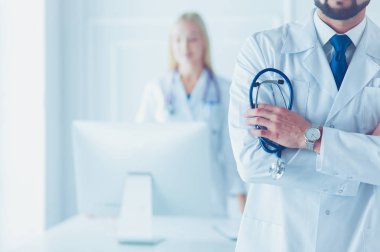 Elinde stetoskop olan genç ve kendine güvenen erkek doktor. Başarılı doktor kariyer konsepti