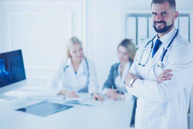 Hastanede çalışan mutlu bir doktor.