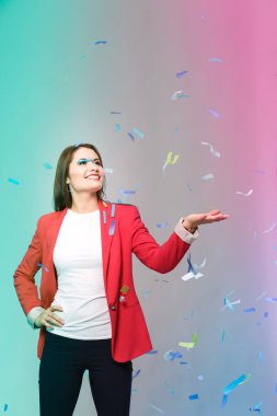 Konfeti kutlama parti güzel mutlu kadın. Doğum günü veya yeni yıl arifesi kavramı kutlama.