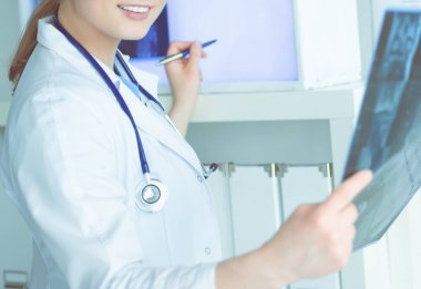 Genç, profesyonel kadın doktor hastaların röntgenlerini çekiyor.