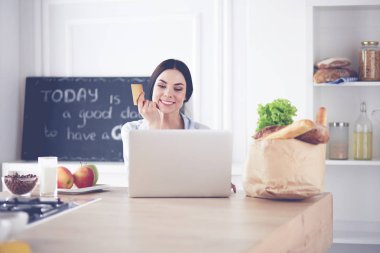 Evde dizüstü bilgisayar ile genç kadın