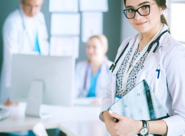 Kadın doktor hastanede steteskopla dikiliyor.