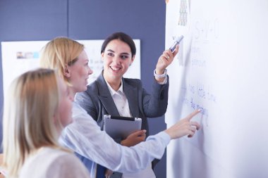 Masada kitaplarla çalışan gençler. Güzel kadınlar ve erkekler birlikte çalışıyor..