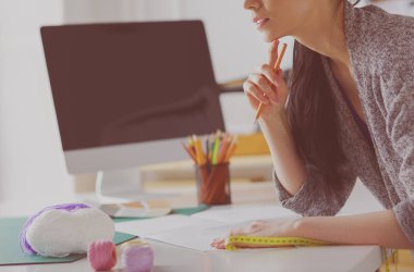 Moda tasarımcısı stüdyoda çalışıyor. Tasarımı kapat