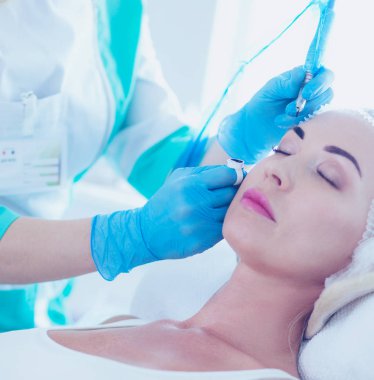 Kaşlar için kalıcı makyaj. Güzellik salonunda kalın kaşlı güzel bir kadın..