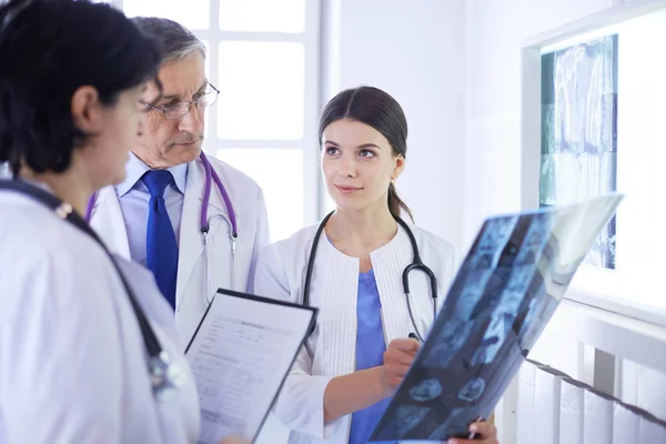 Group of doctors checking x-rays in a hospital — Stock Photo, Image