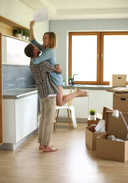 Retrato de una joven pareja mudándose a un nuevo hogar. Pareja joven — Foto de Stock