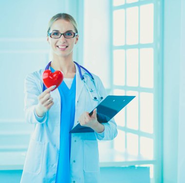 Steteskoplu, kalbi olan bir kadın doktor.