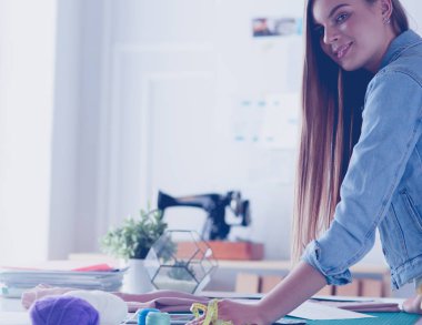 moda tasarımcısı olarak stüdyonun tasarımları üzerinde çalışıyor