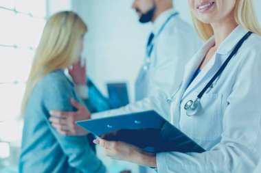 Yakışıklı erkek doktor, muayenehanesinde kısırlık konusunda bir çifte danışmanlık yapıyor.