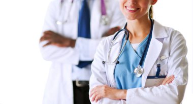 İçerde üniforması olan gülümseyen bir kadın doktor..