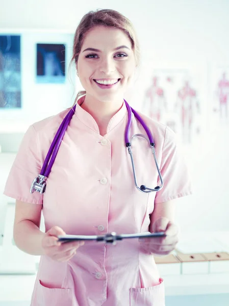 Medico donna in piedi con cartella in ospedale — Foto Stock