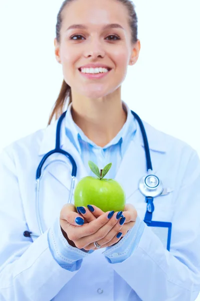 Leende kvinnlig läkare med ett grönt äpple. Kvinnlig läkare — Stockfoto