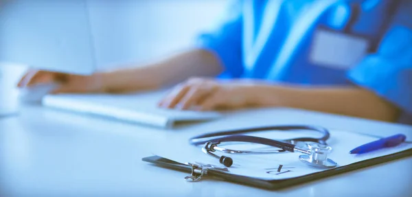 Female doctor sitting and working a laptop — Stock Photo, Image