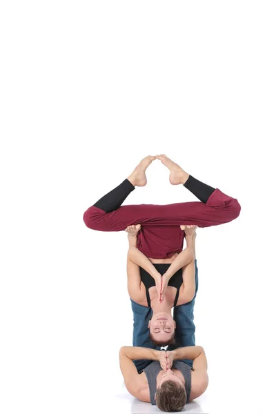 Jeune couple sportif pratiquant l'acroyoga. Équilibrage en paire . — Photo