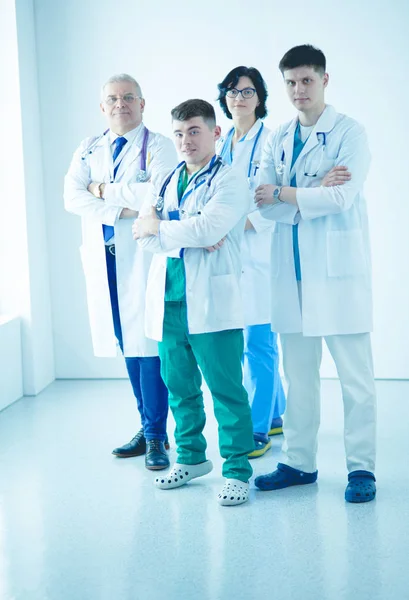 Succesvol medisch team. Zelfverzekerde dokters team staan samen en glimlachen — Stockfoto