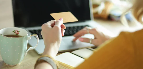 Jovem segurando cartão de crédito e usando computador portátil. Conceito de compras online — Fotografia de Stock