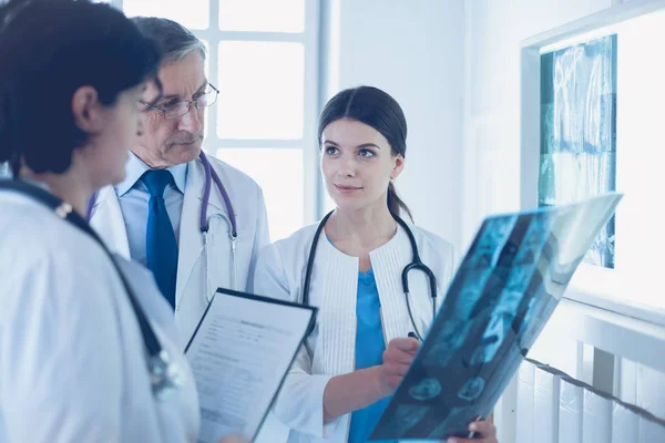 Gruppe von Ärzten bei Röntgenuntersuchungen im Krankenhaus — Stockfoto