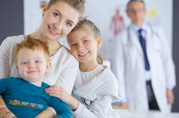 Kleine Kinder mit ihrer Mutter zum Arzt auf Konsultation — Stockfoto