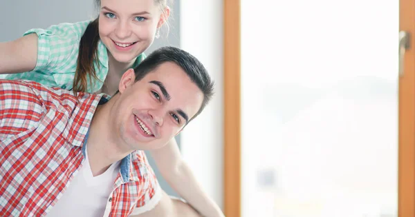 Retrato de um jovem casal a mudar-se para uma nova casa. Casal jovem — Fotografia de Stock