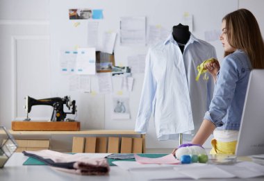 moda tasarımcısı olarak stüdyonun tasarımları üzerinde çalışıyor