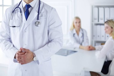 Hastanede çalışan mutlu bir doktor.