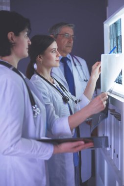 Hastane doktorları acil serviste röntgenlere bakıyor.