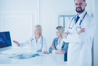 Hastanede çalışan mutlu bir doktor.