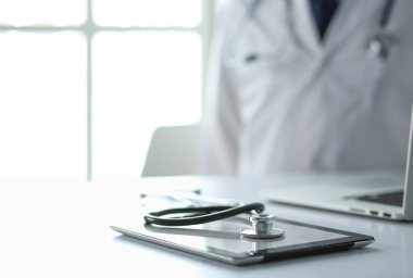 Hastanede bilgisayar başında çalışan doktorlar.