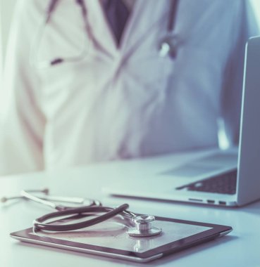 Hastanede bilgisayar başında çalışan doktorlar.