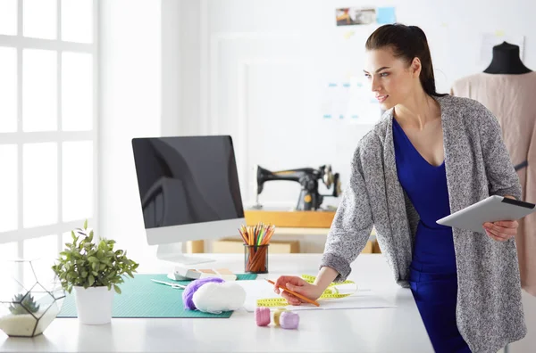 Retrato de diseñadora de moda trabajando en su estudio — Foto de Stock