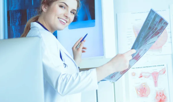 Jeune femme médecin professionnel examinant les patients radiographie — Photo