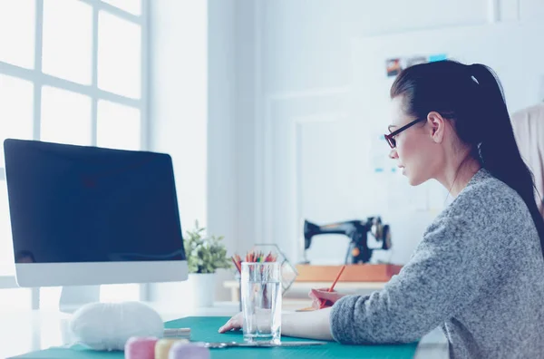 Portrait of Fashion designer working in her studio — Stock Photo, Image