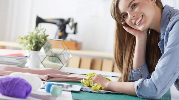 Stilista di moda che lavora sui suoi disegni in studio — Foto Stock