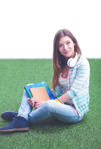 Jonge vrouw zittend op groen gras. Portreit jonge vrouw — Stockfoto