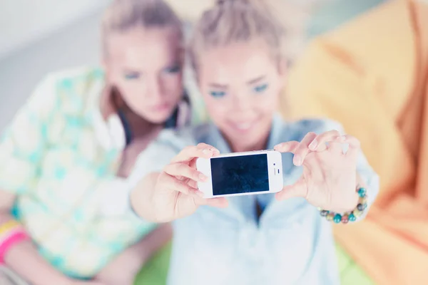 Alegres chicas jóvenes hacen selfie en la cafetería — Foto de Stock