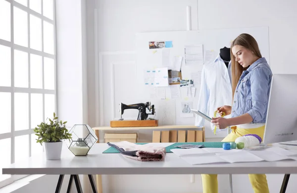 Jonge vrouw modeontwerper werken in atelier — Stockfoto