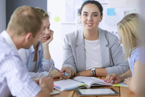 Junge Leute lernen mit Büchern auf dem Schreibtisch. Schöne Frauen und Männer arbeiten zusammen. — Stockfoto